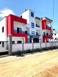 Immeuble à vendre à Kribi Talla à 150m du goudron sur 700m2 titr, 9 P, 600 m²